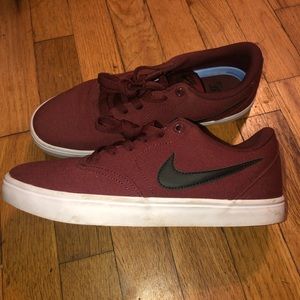 Nike size mens 7. EUC. I usually wear an 8.5 in woman’s and these fit great.